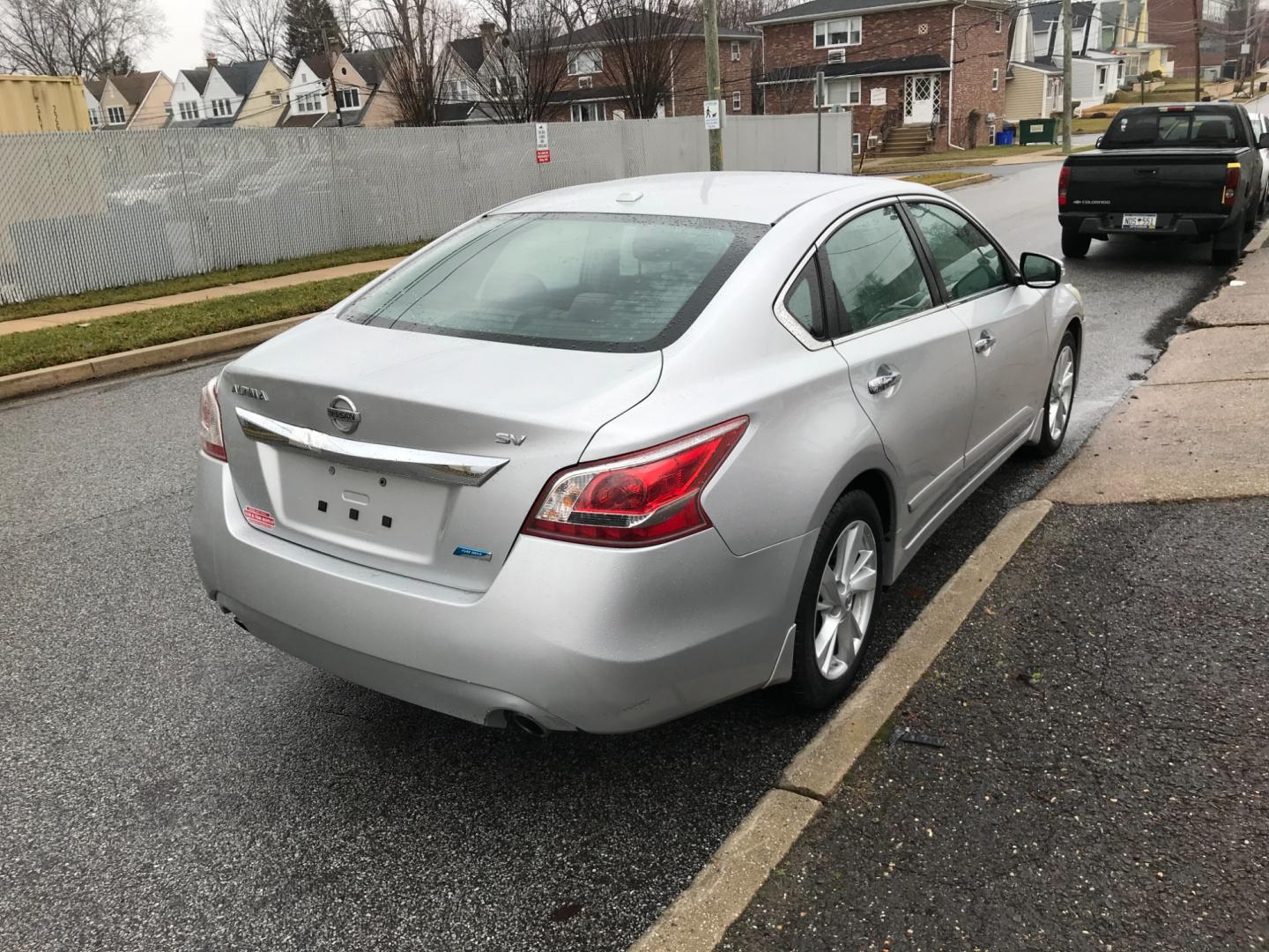 2013 Silver /Gray Nissan Altima SV (1N4AL3AP1DC) with an 2.4 V4 engine, Automatic transmission, located at 577 Chester Pike, Prospect Park, PA, 19076, (610) 237-1015, 39.886154, -75.302338 - Photo#4